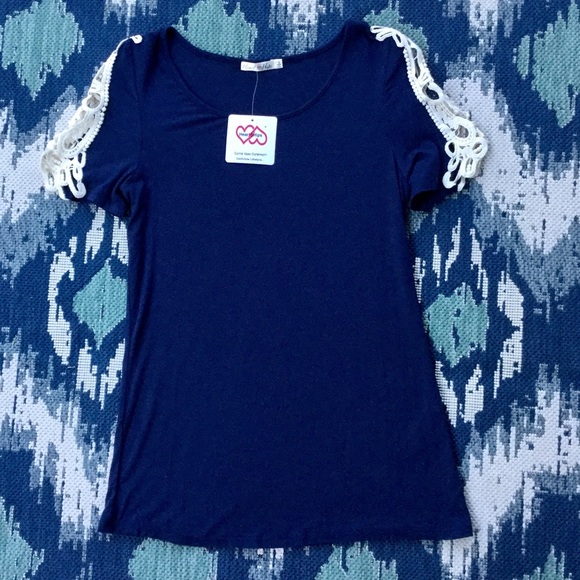 Hearts & Hips Tops - Women’s Small Embellished Sleeve Top NWT💙